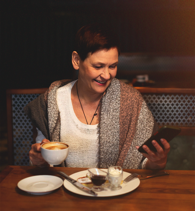 Clienta pagando con la app CodiKash en un café
